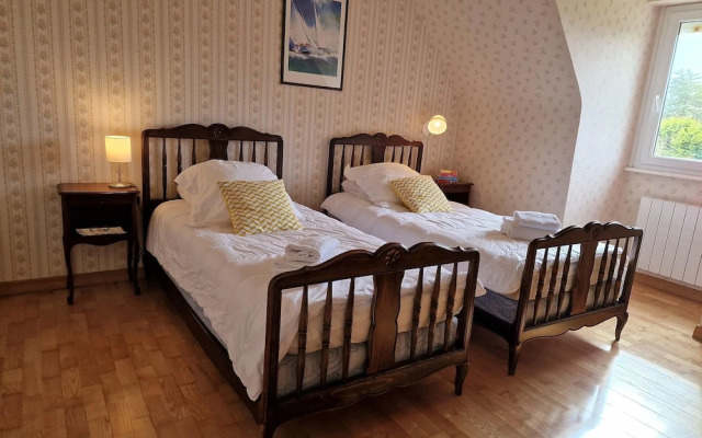 Beautiful Family Holiday Home in Diben, Plougasnou