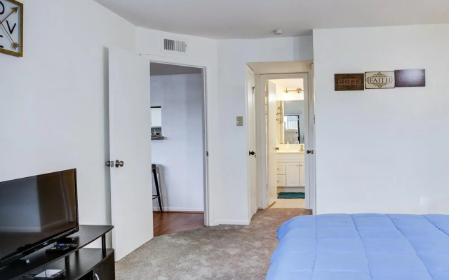 LovelyMedcenter area 3 BR, 2BA  condo w/grill