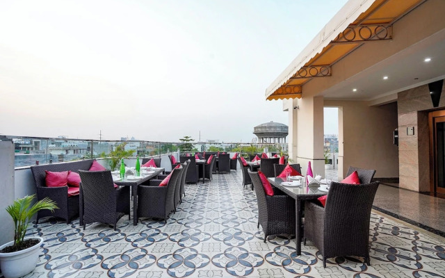 Fabhotel Divine & Banquet