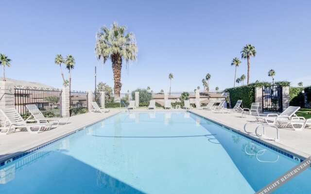 2BR Fabulous Palm Desert Condo by RedAwning