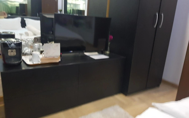 Mirrors Room Mega Mall National Arena