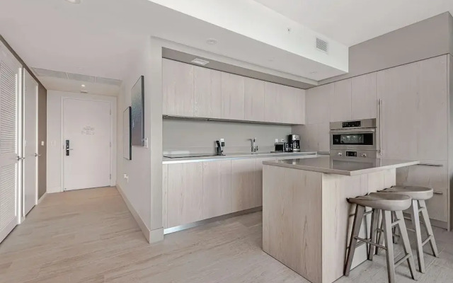 Stunning 25th-Floor Views in Hollywood