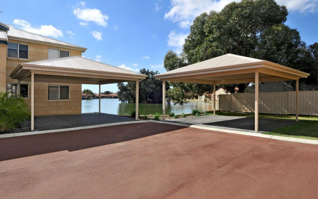 Lakeside Holiday Apartments