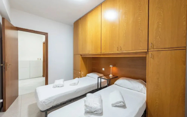 Charming 2-bed flat  balcony & parking