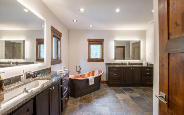 Dillon - Private Mountain Home w Hot Tub w Views & Shuffleboard!