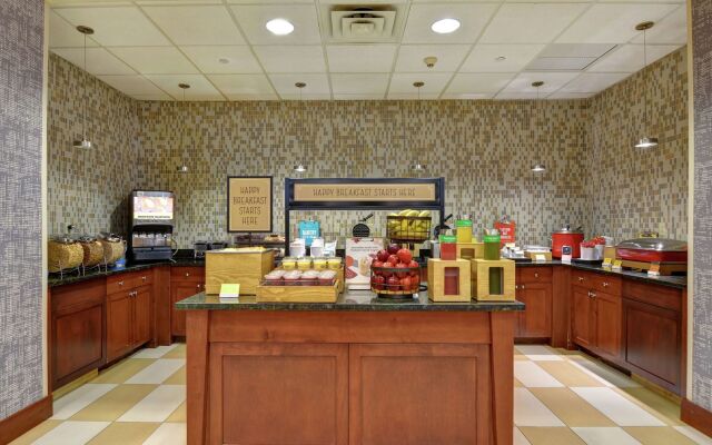 Hampton Inn & Suites Newark-Harrison-Riverwalk