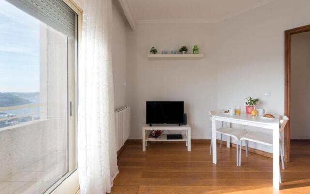 LovelyStay - 1BR Flat with Stunning Views over Porto