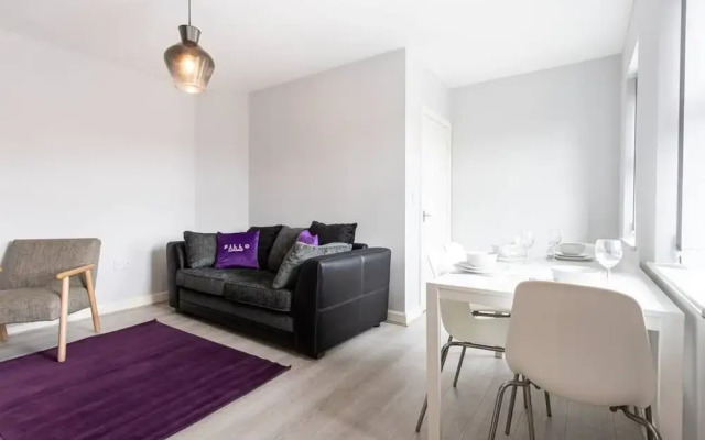 Lovely One-bedroom Serviced Apartment in Eccles