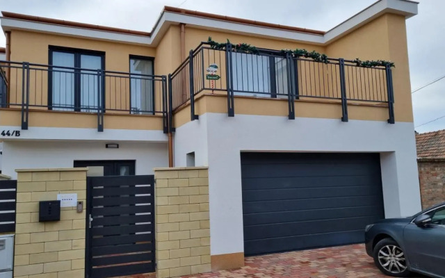 Sarkcsillag Ház- Star Family House