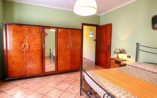 Rustic Apartment in Caprese Michelangelo near Lake