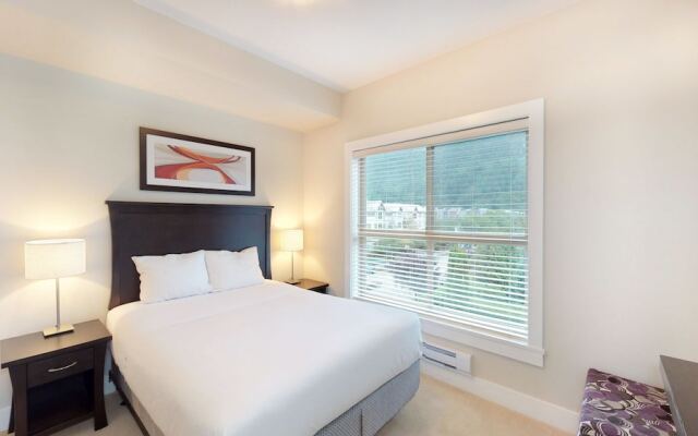 Harrison Lake View Suites