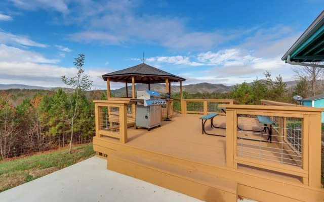 Private Saltwater Pool: Mtn-view Copperhill Home