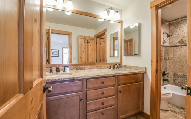 Montezuma 1771 by SummitCove Vacation Lodging