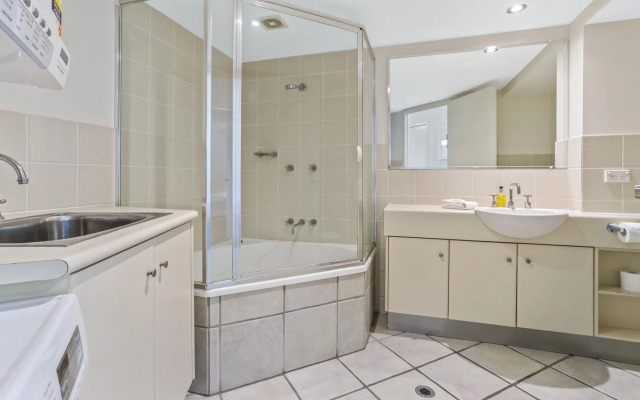 Seaside apartment minutes from Sunshine Beach