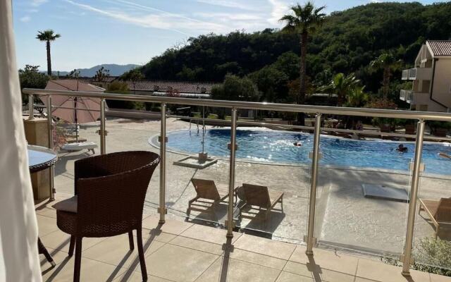 Sunset Poolside Retreat BlueH