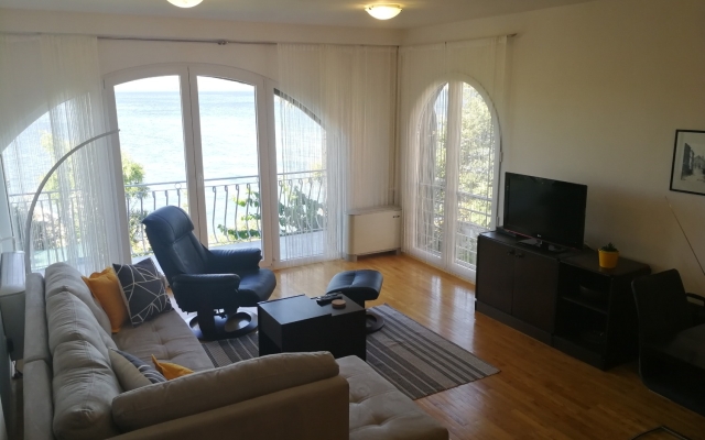 Apartment Vlatkica - 10 m from beach: A1 Vlatkica Maslenica, Zadar riviera