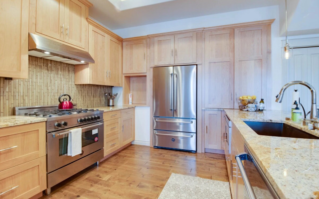 Rooftop Deck Walk to River Downtown Fire pit