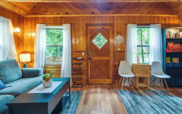 Fire Pit, Deck & Grill: Cozy Twain Harte Cabin!