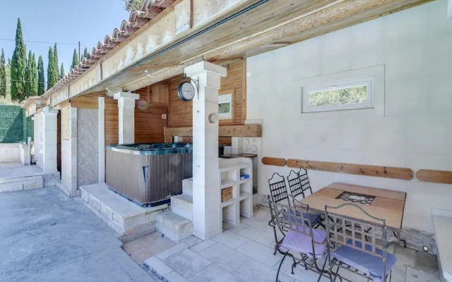 Villa With Swimming Pool Within the Luberon