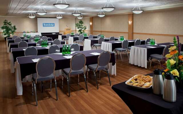 Travelodge by Wyndham Saskatoon