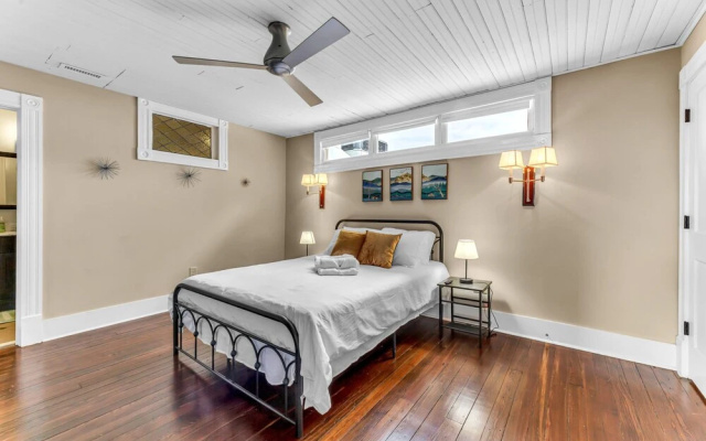 The Elm St Suite - Downtown Condo
