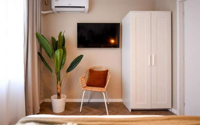 TROPICAL FEEL. 2BR Apt at Sala Palatului