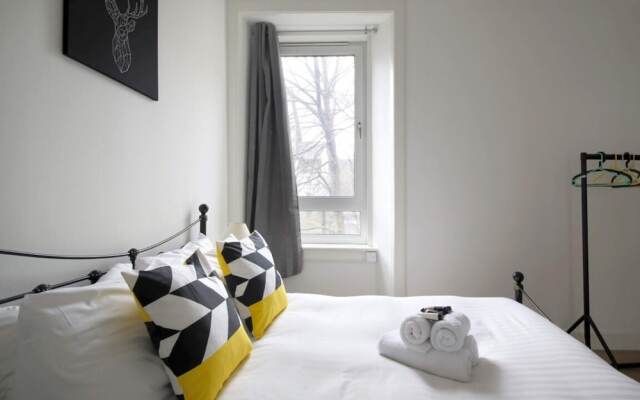 Modern Two Bedroom Flat in Leith