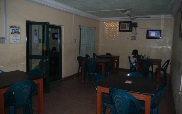 Adesua Hotel-Hostel