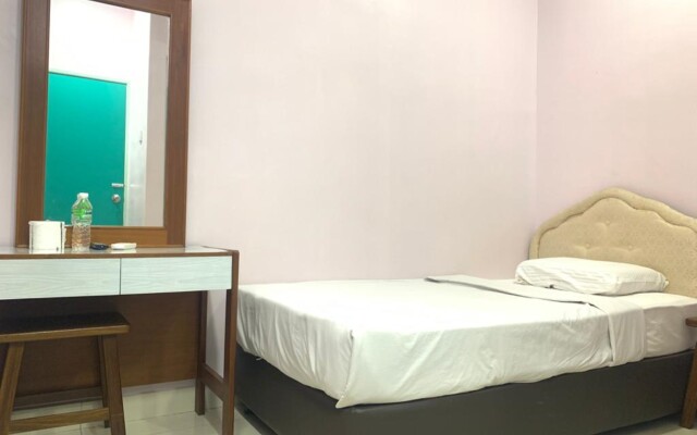 OYO 89877 Sun Triang Hotel