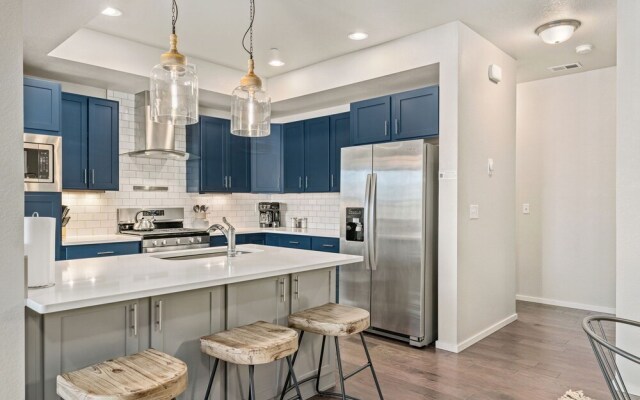 First Class Stylish Townhome Near Old Town!