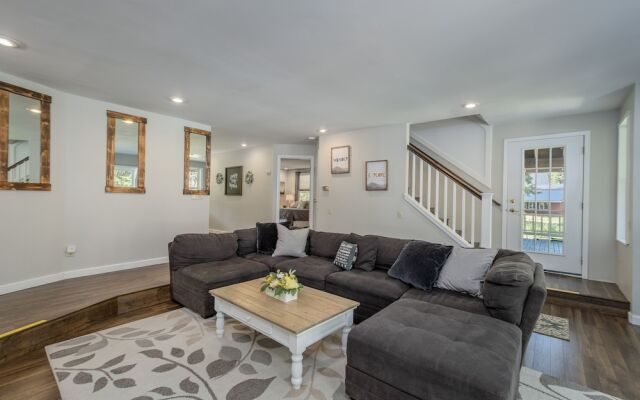 Family Cabin 5 Bedroom Home by NW Comfy Cabins