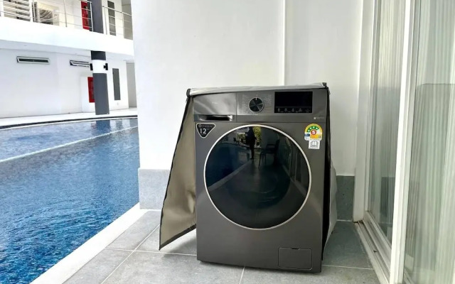 B12a Pool Access Partial Seaview 2brs 1bath Karon