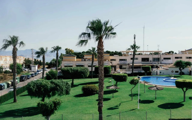 Stunning 2 bedroom apartment with Pool View
