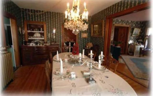 The Lion and The Rose Bed & Breakfast