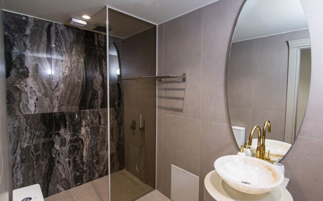 IO Luxury Pool & Hot Tub Suites