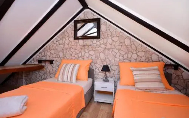 Apartments & Rooms As