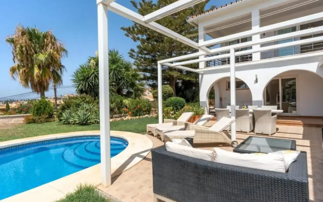 Spacious 3BR Villa with pool and views