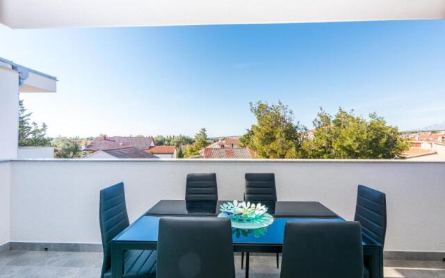 Pasko 2 modern furnished ap for 7