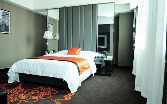 Yangluo Happy Year Hotel