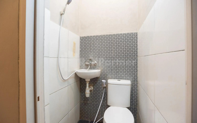 Super OYO 2223 J&b Room Utan Kayu