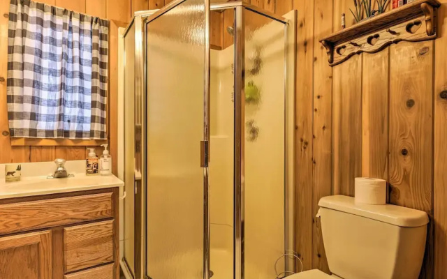 All-season Lakefront Mercer Vacation Rental
