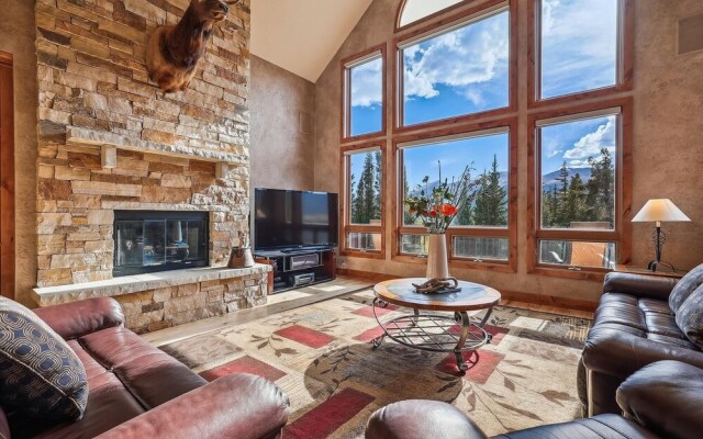 Rounds Retreat 4 Bedroom Home by RedAwning