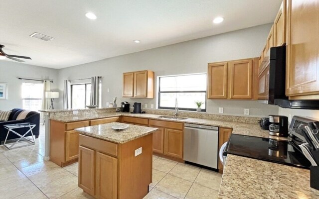 Hidden Gem 5 Bedroom Home by RedAwning