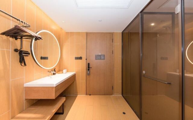 Ji Hotel (Shanghai Longbai Xincun Metro Station)