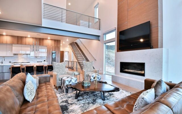 Huge & Newly Constructed 5br/5ba -private Hot Tub! 5 Bedroom Condo by RedAwning