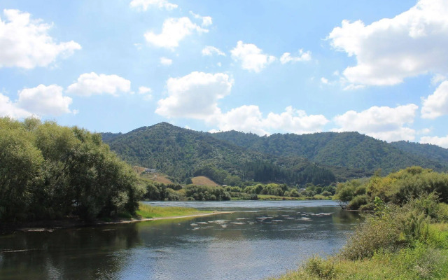 Hakarimata Lodge - Riverside Sanctuary