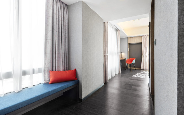 Holiday Inn Express Kaohsiung Love River, an IHG Hotel