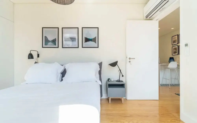 Modern 1BD w AC & Balcony