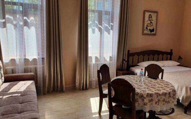 Anna and King  (on Zheleznodorozhnoy)