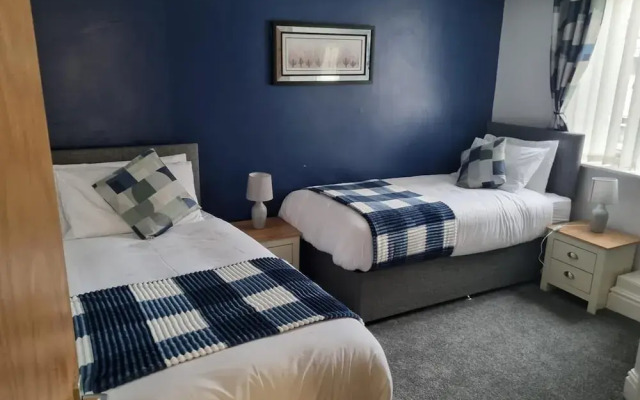 7-bed Beachside Retreat - Free Parking & Pets!